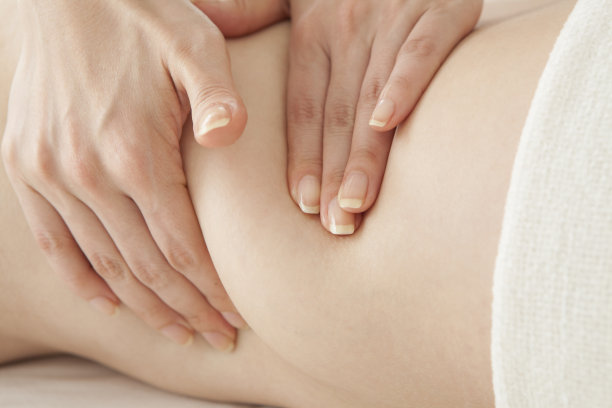 女人正在水疗沙龙进行背部治疗按摩。图片下载