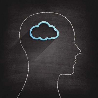 云里面的头在黑板上-黑板图片下载