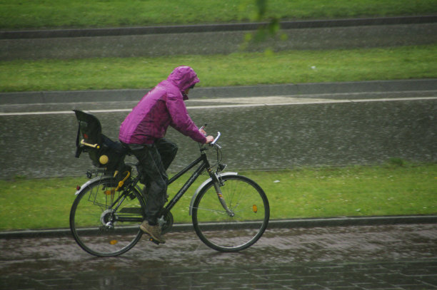 雨中的摩托车手图片下载