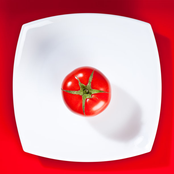 新鲜的番茄在盘子里，孤立图片下载