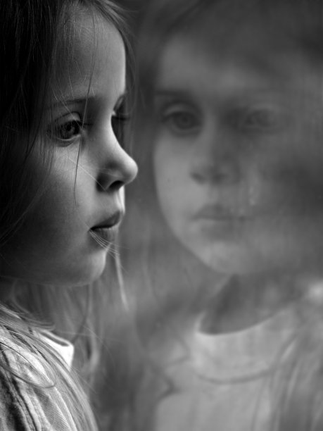 孩子望着窗外图片下载