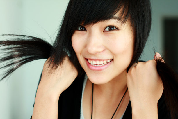 年轻亚洲女人微笑的肖像图片下载