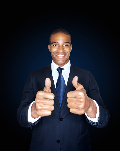 快乐的商人向你竖起大拇指图片下载