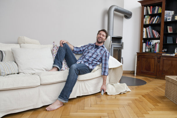 坐在沙发上的男人图片下载