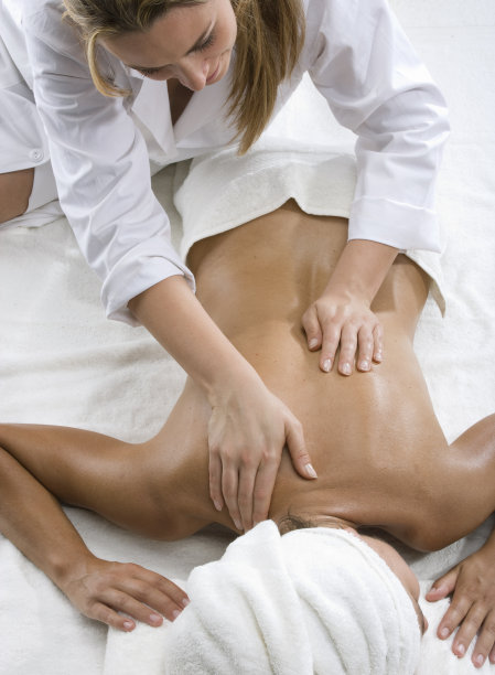 做日间水疗的女人图片下载