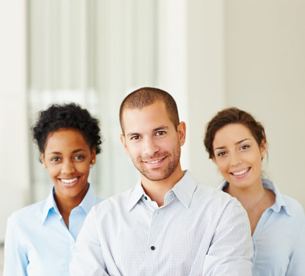 微笑的商业同事站在一起的肖像图片下载