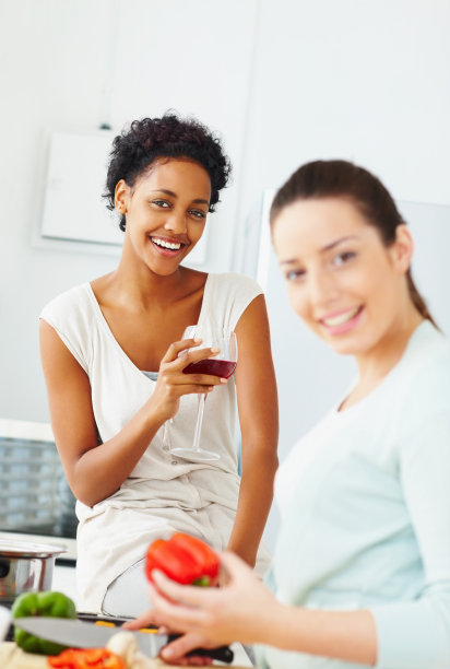 年轻的朋友们在厨房里准备食物图片下载