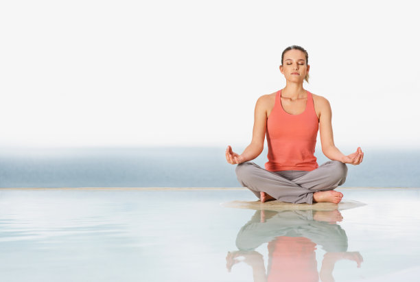 一个在户外沉思的年轻女子的全身图片下载