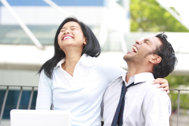 幸福的年轻亚洲夫妇在一起图片下载