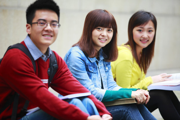 三个大学生坐在一起图片下载