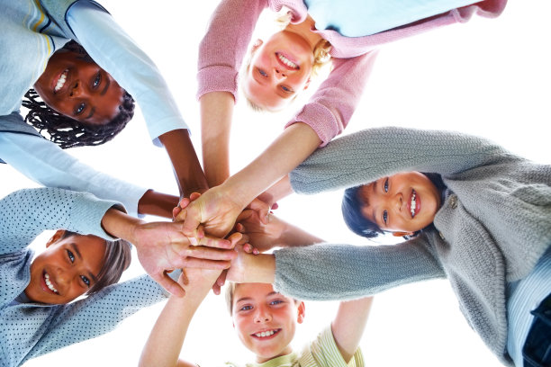 快乐的孩子们双手合十图片下载