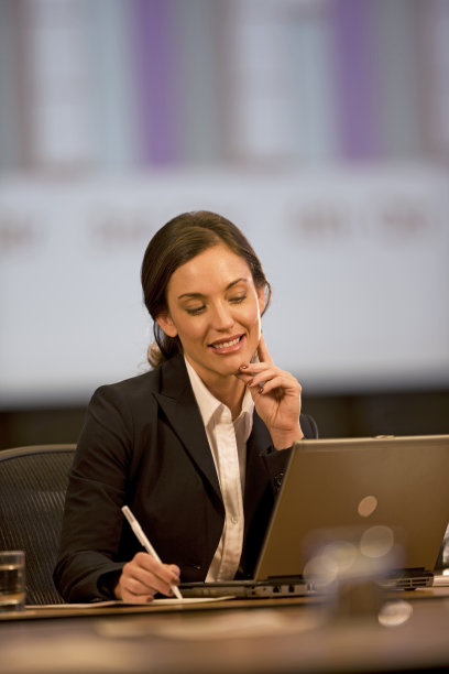 年轻女商人在办公桌前工作图片下载