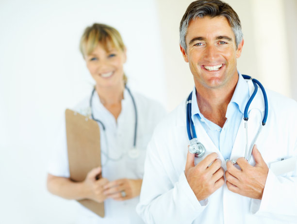 微笑和自信的男医生在医院图片下载