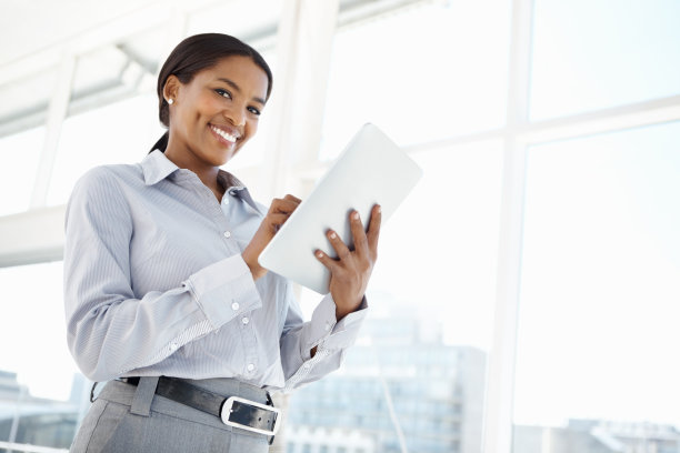 微笑的商业女性使用平板电脑图片下载
