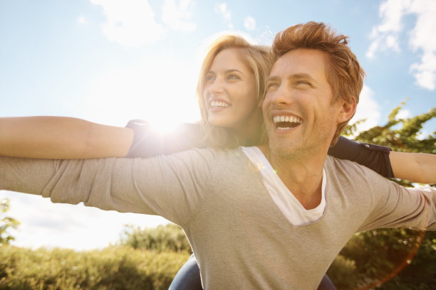 爱玩的情侣享受户外活动图片下载