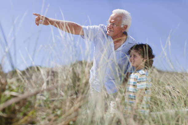 老人和孙子站在户外图片下载