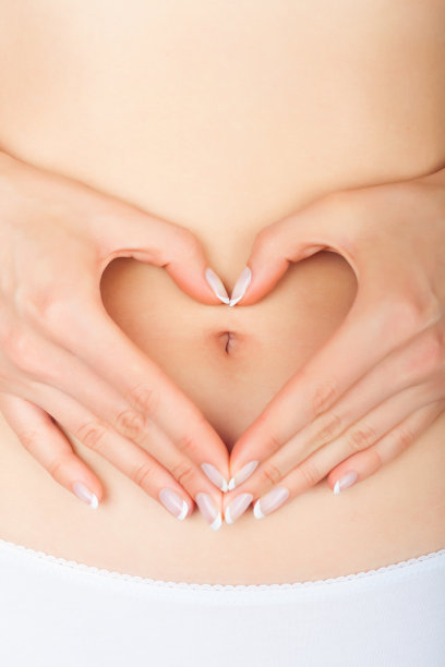 手放在腹部图片下载