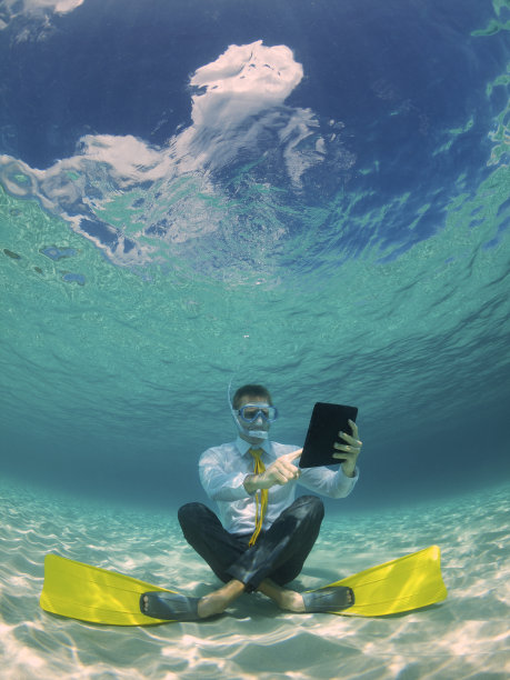 商人在热带海洋水下使用防水数字平板电脑图片下载