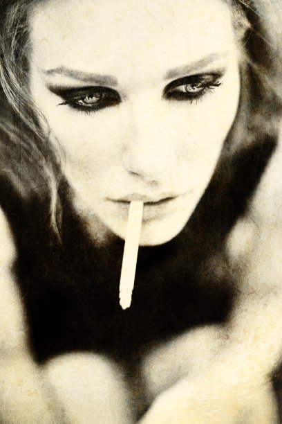 一个拿着香烟的漂亮女孩的肖像图片下载