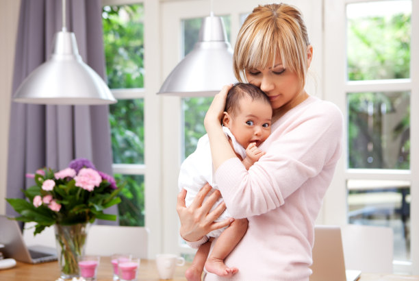 母亲搂着女儿图片下载