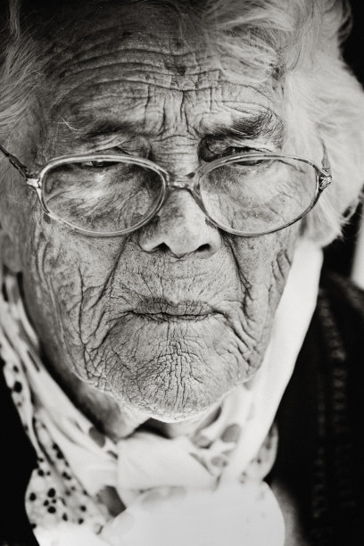 年长的女士图片下载