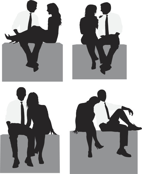 一对夫妇坐在墙边图片下载