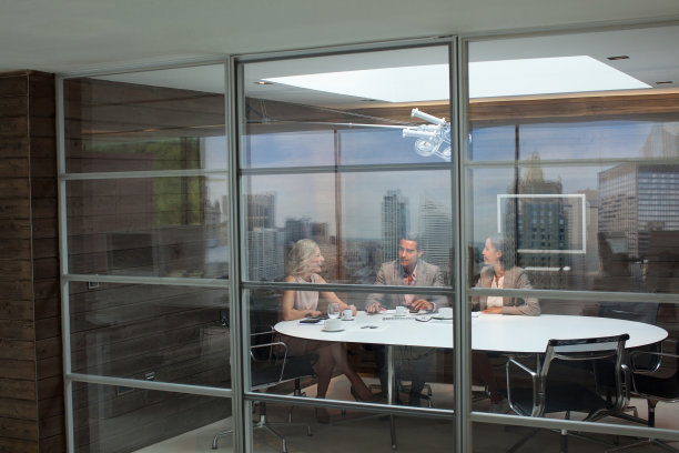 商务人士在会议中交谈图片下载