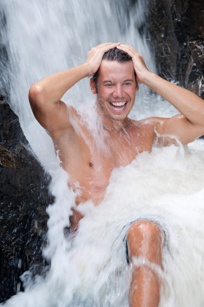 帅哥在山溪瀑布中沐浴(XXXL)图片下载