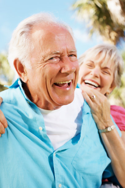 一对快乐的老夫妇玩得很开心图片下载