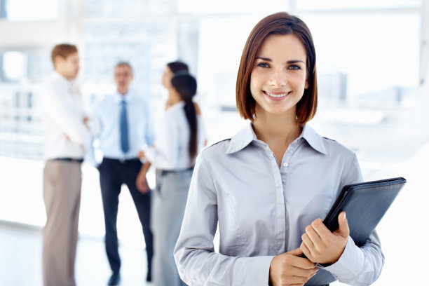 微笑的商业妇女与同事讨论图片下载