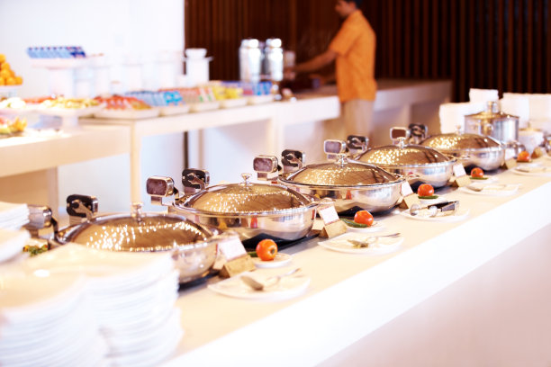 宴会用的餐盘放在桌上图片下载