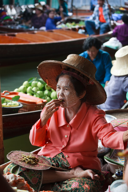 泰国Damnoen Saduak水上市场的水果小贩。图片下载