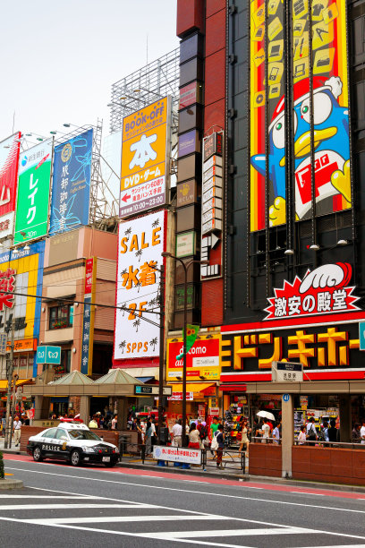 东京街头生活，五颜六色的灯光和标志图片下载