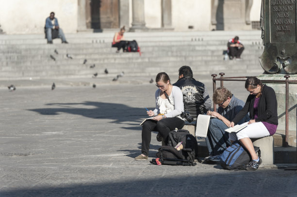 人们坐在圣马可广场画画图片下载