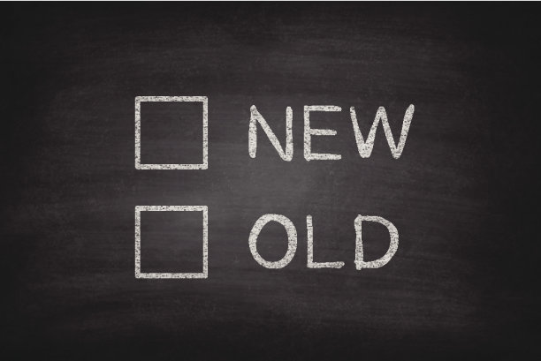 黑板上的新或旧复选框-黑板图片下载