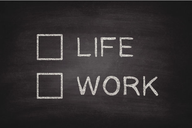 生活或工作在黑板上的复选框-黑板图片下载