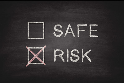 安全或风险复选框上的黑板-黑板图片下载