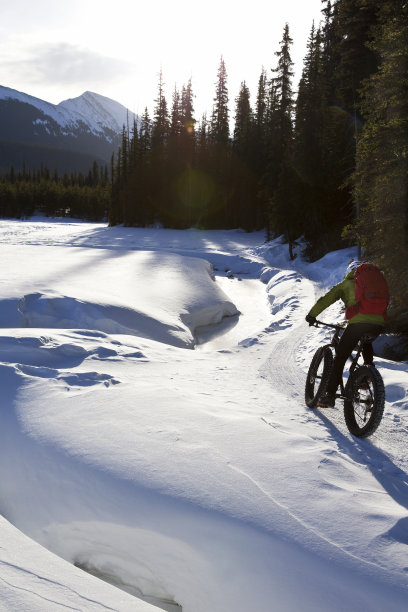 冬天胖骑自行车图片下载