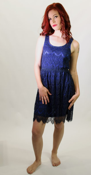 光脚迷人的年轻成年女性图片下载