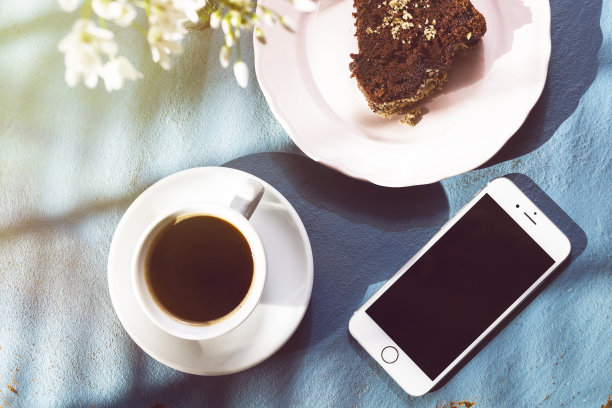 桌上的苹果iPhone 6。图片下载