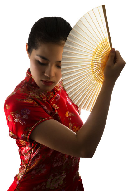 年轻的亚洲妇女穿着中国传统服装旗袍和h图片下载