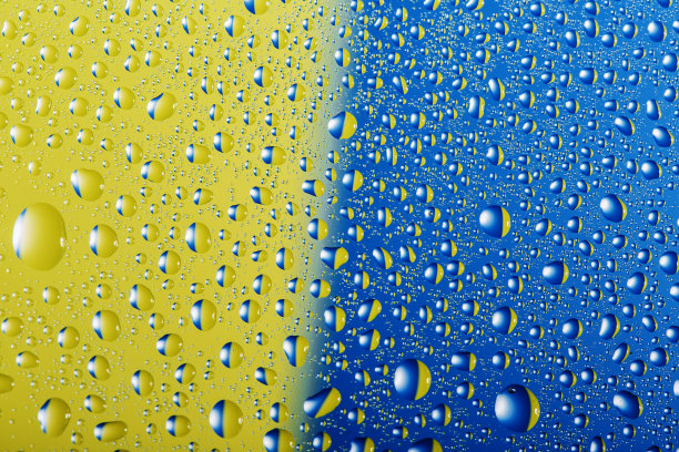 表面有颜色的水滴图片下载