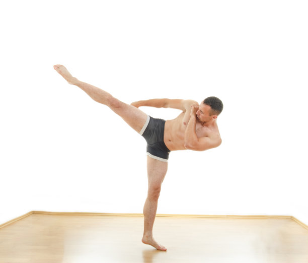 强大的战斗机攻击位置肖像与踢图片下载