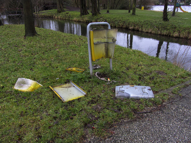被烟火炸飞的垃圾桶残骸图片下载