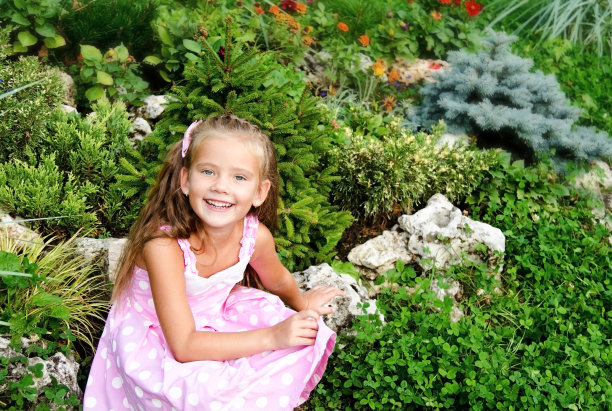 公园里可爱的小女孩的肖像图片下载