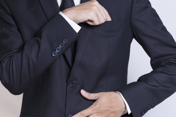 商人挑选名片:孤立的白色背景图片下载