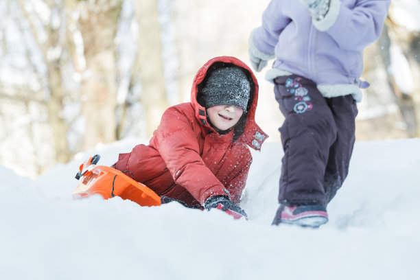 一个十几岁的男孩在雪山外面追着妹妹图片下载