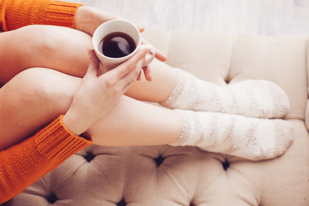 女人在床上喝茶图片下载