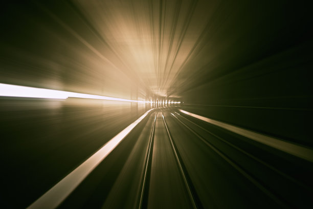 火车穿过隧道图片下载