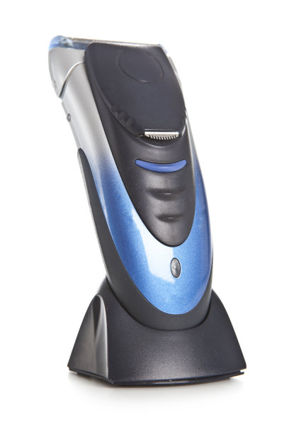 白色背景上的电动剃须刀，特写。图片下载